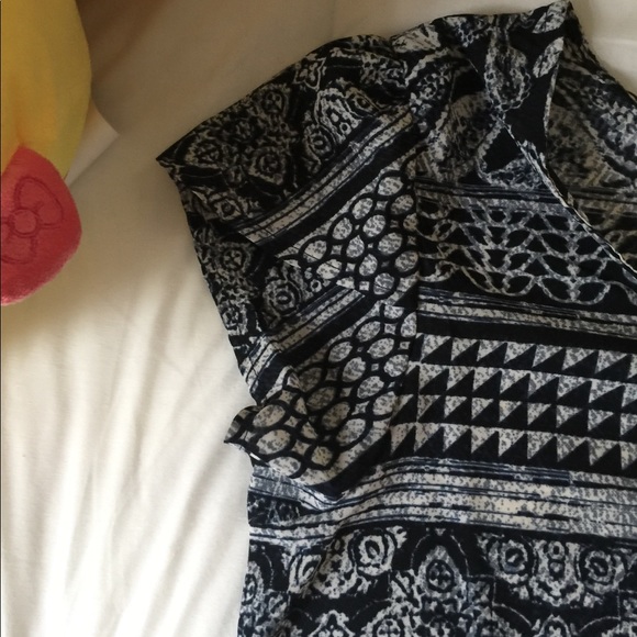 Pretty zipper back shell/ blouse sz M - Picture 3 of 3