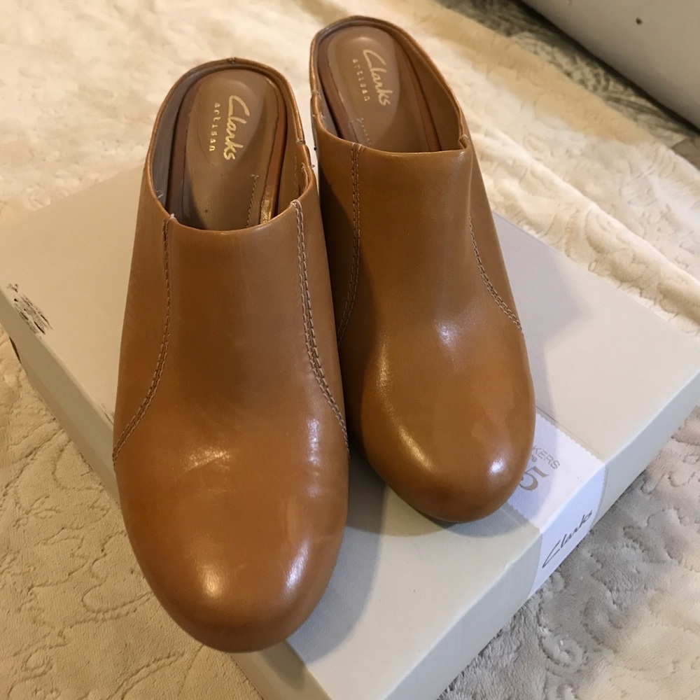 Clark’s artisan closed toe shoe 3.5” heel