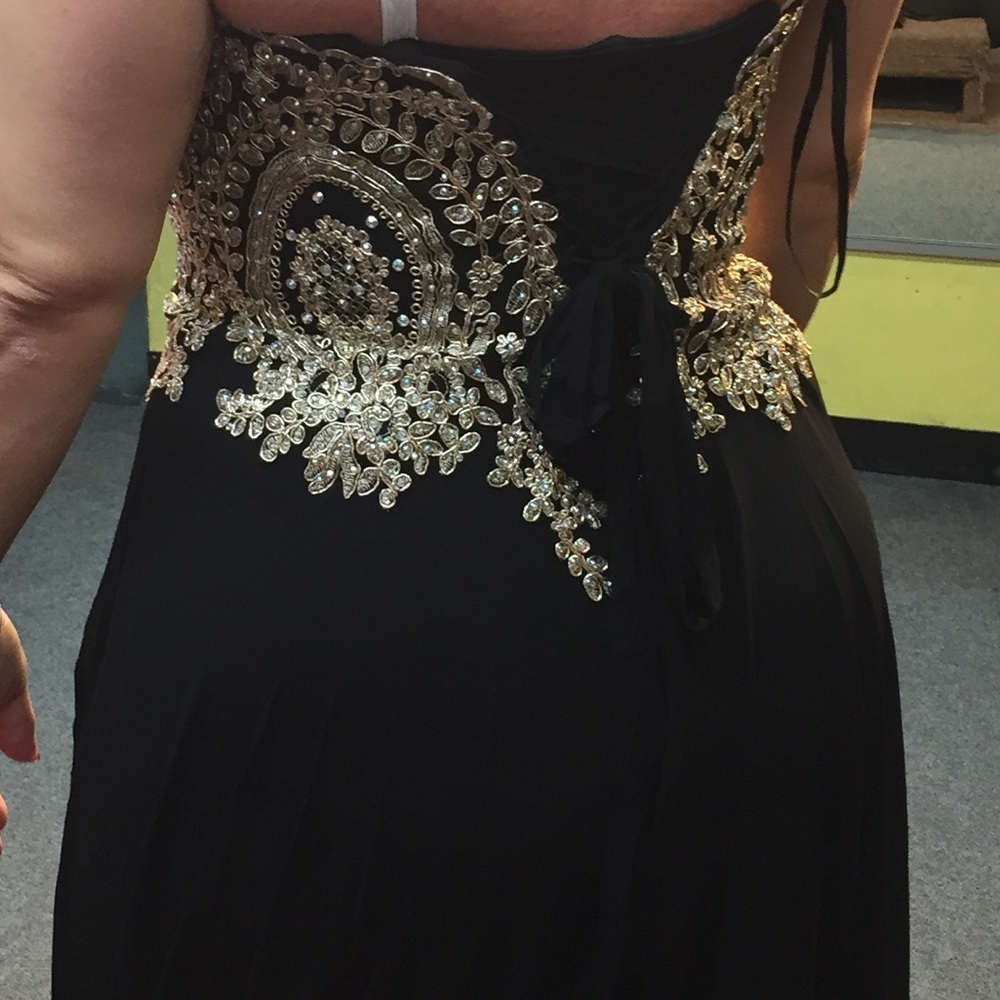 A Beautiful Dress - Picture 2 of 5