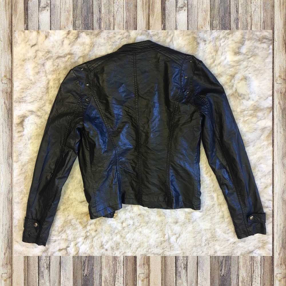 Worn out faux leather 🌿forever 21🌿 biker jacket - Picture 3 of 8