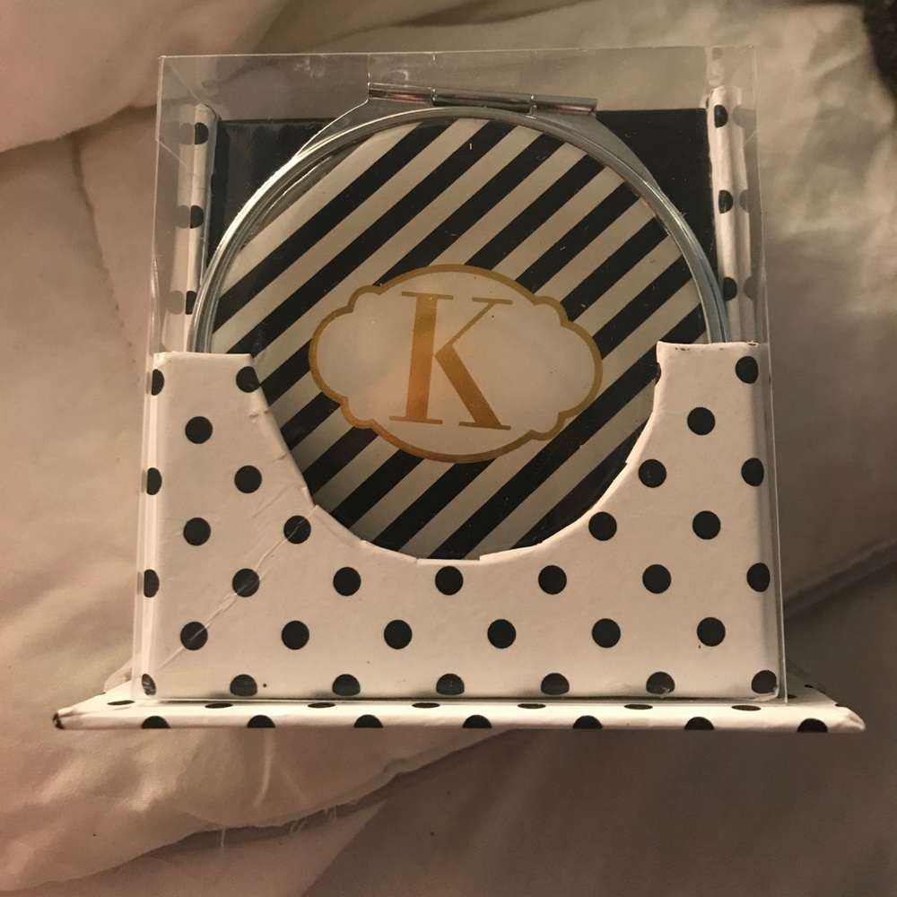 Compact makeup mirror