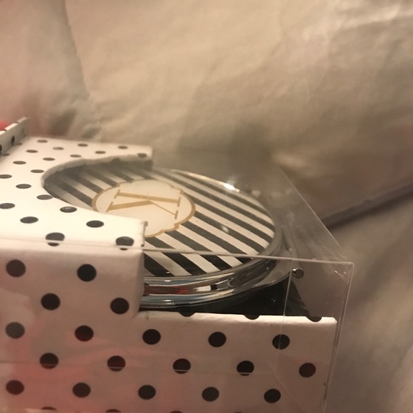 Compact makeup mirror - Picture 3 of 5