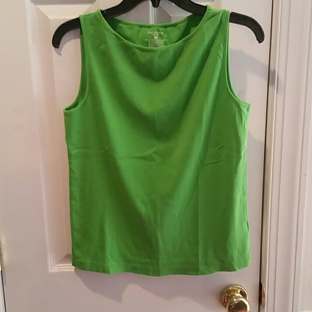 2 Sleeveless tops
