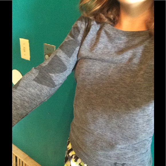 Under Armor long sleeve - Picture 2 of 2
