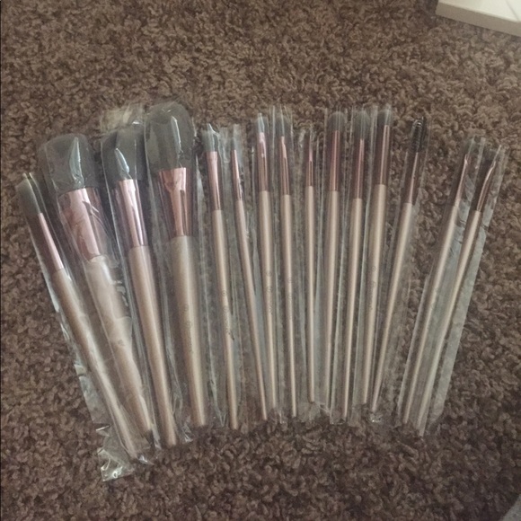 Lavish Elegance BH Brushes - Picture 3 of 3