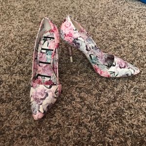 Elle brand floral pumps