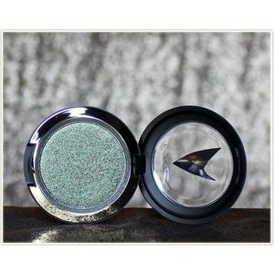 Mac presses pigment Star Trek bird of prey Mac presses pigment Star Trek bird of prey