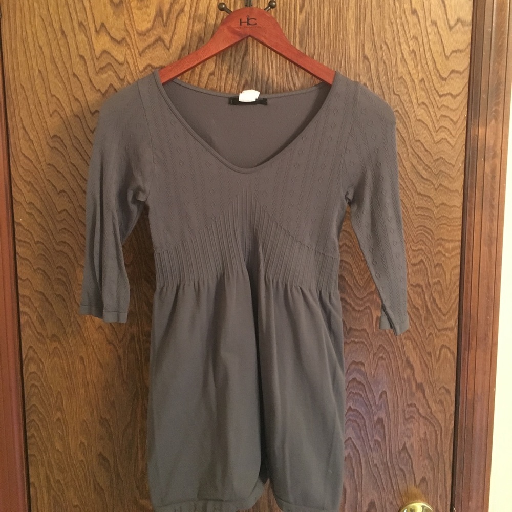 •grey three quarter sleeve top•