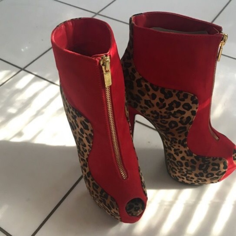 Red Leopard peep toe booties 💥😍