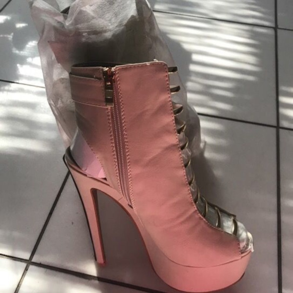 Peep toe booties Beige 😍💥