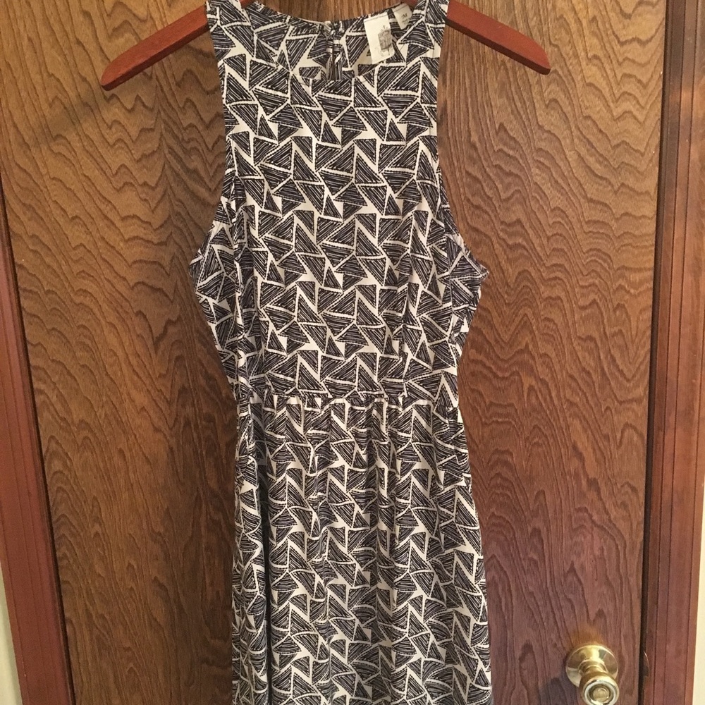 •black & white sleeveless dress•
