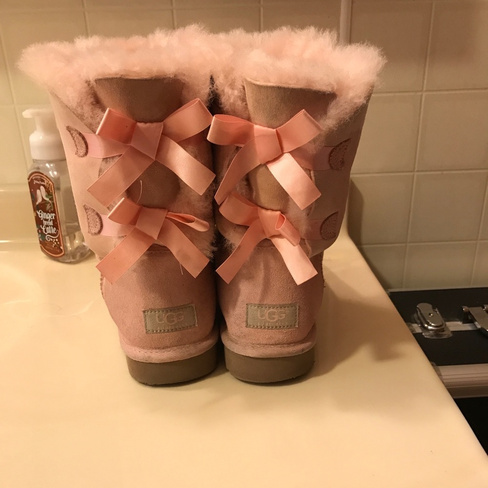 Bailey Bow Uggs NEED GONE