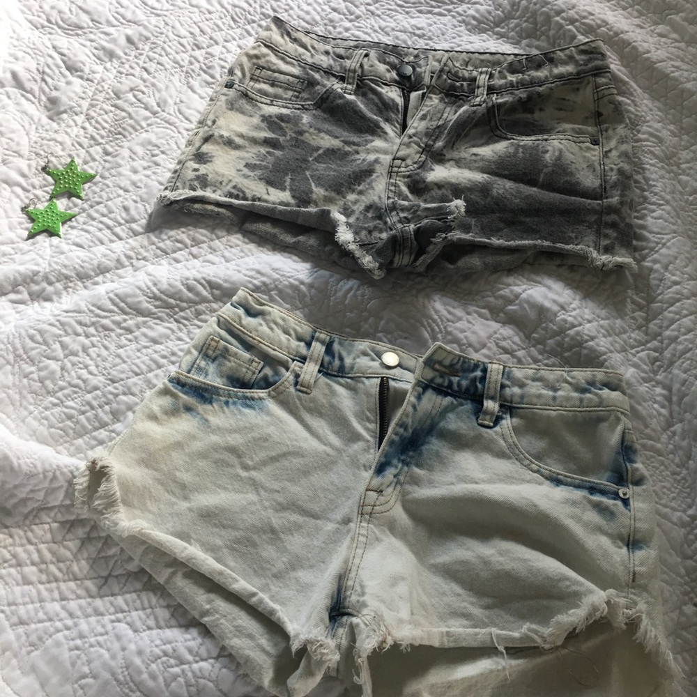 Set (2pairs) of acid-washed high-rise short shorts