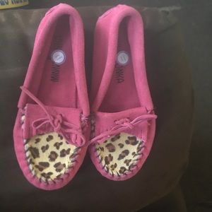 Little girl minnetonka moccasins
