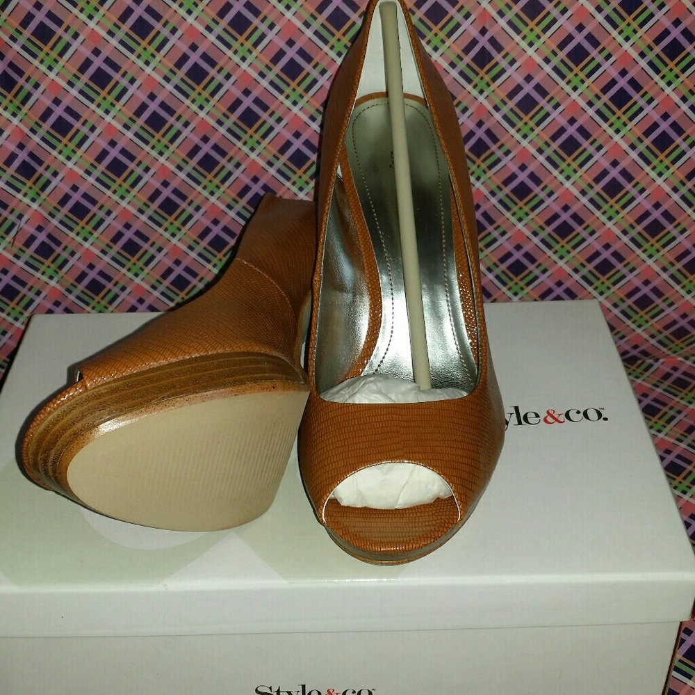 Heels - Picture 2 of 2