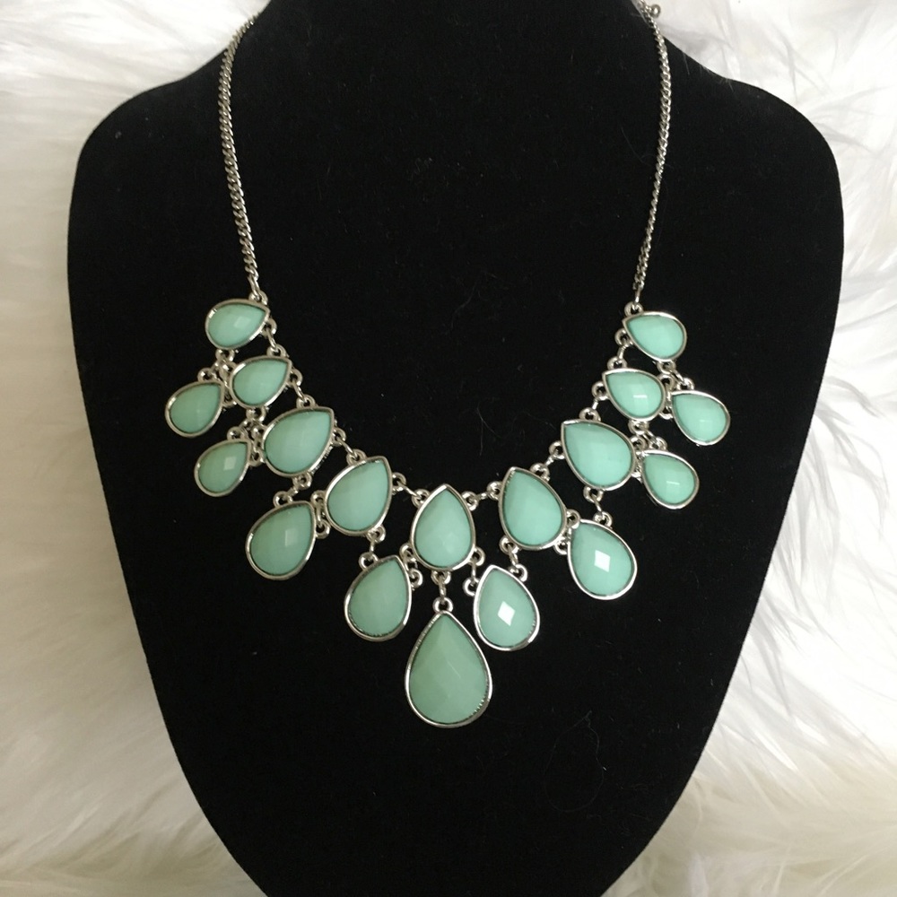 Beautiful silver plated teardrop necklace.