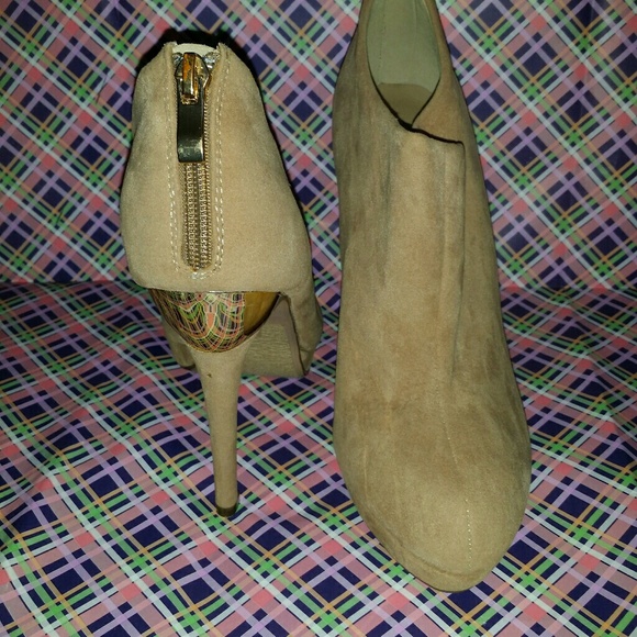 Heels - Picture 3 of 3