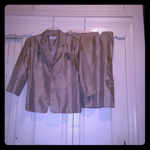 Skirt suite - Picture 1 of 2