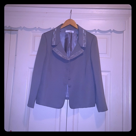 Gray skirt suite - Picture 1 of 3
