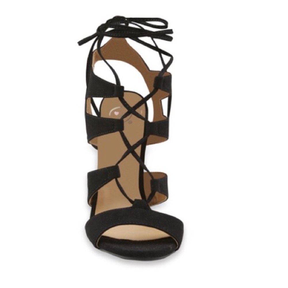 Heart in D Women's Effie black lace pump