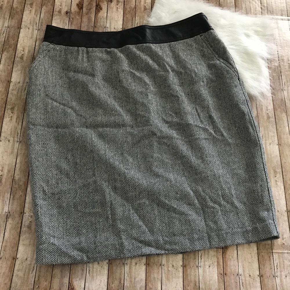 Skirt leather Band with Herringbone Black White