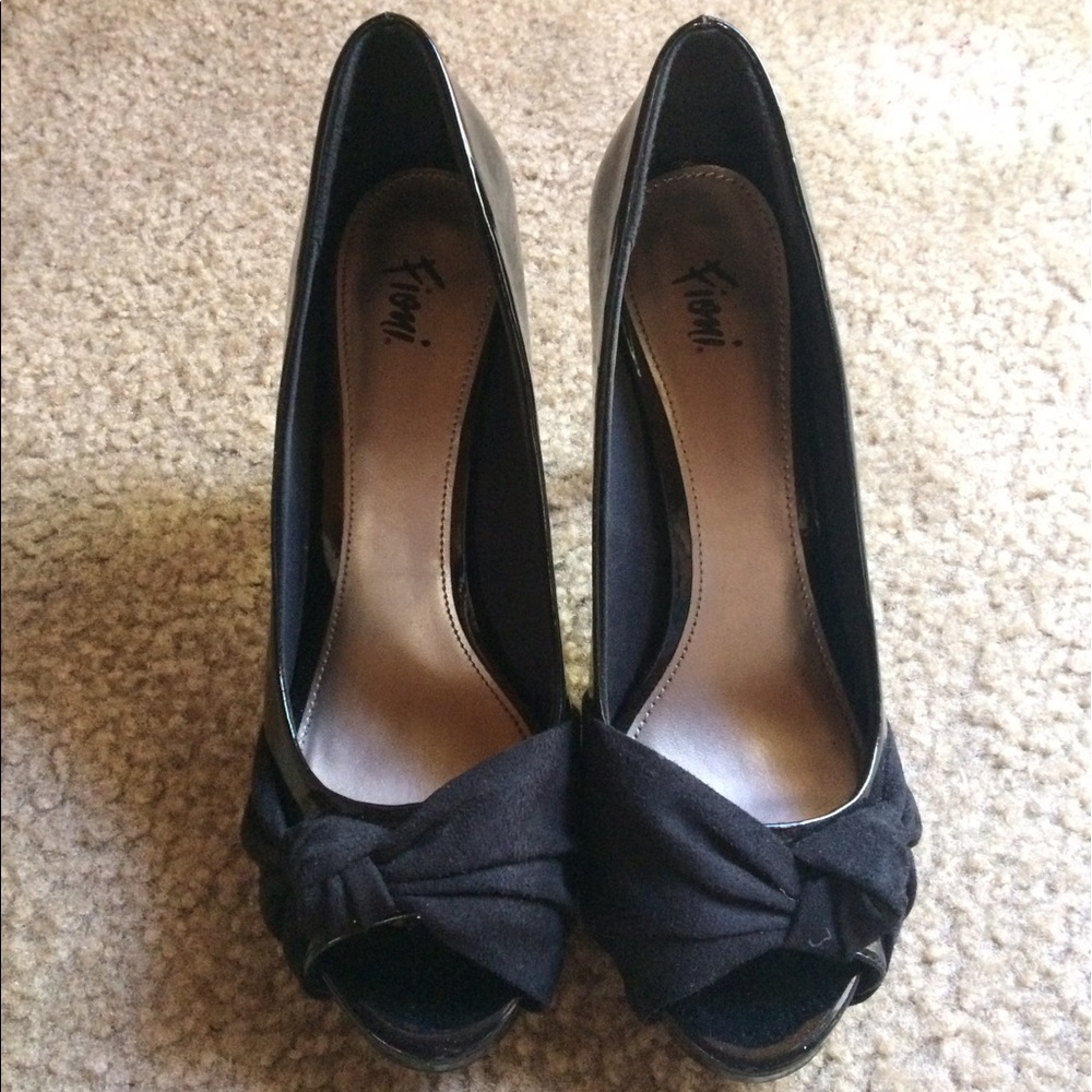 Fioni Women's black peep toe heels