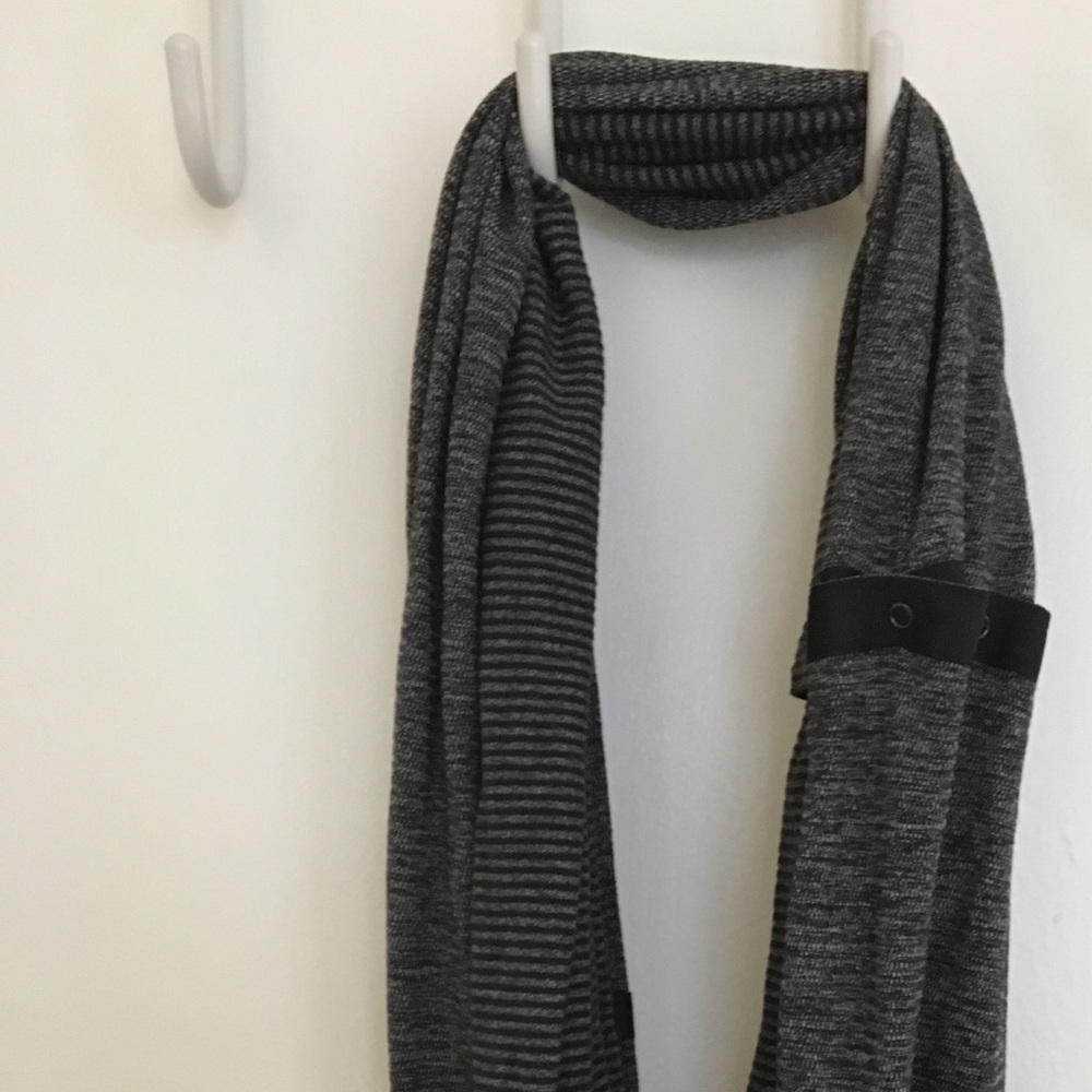 Lululemon Infinity Snap Scarf