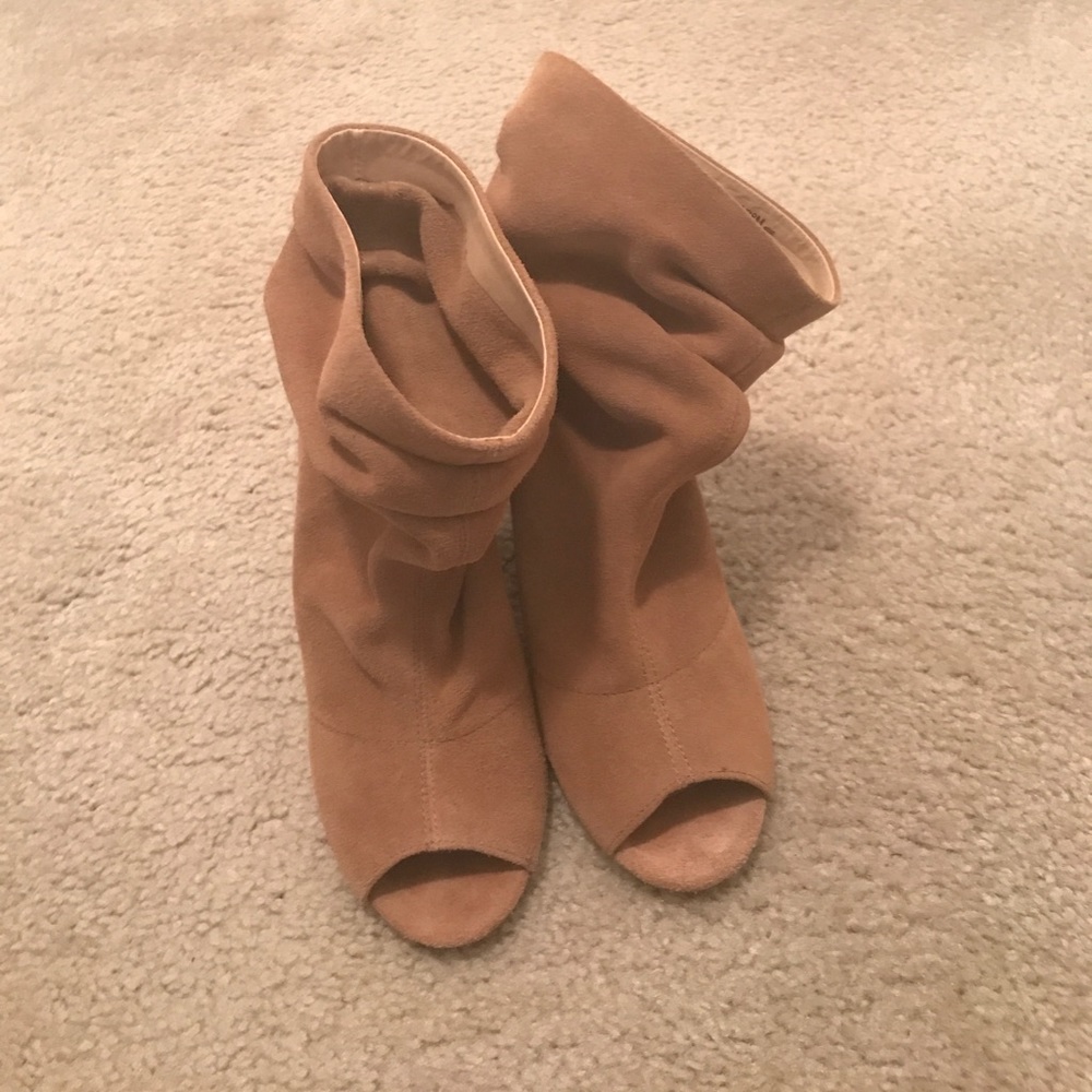 Super cute suede camel open toe slouch bootie!