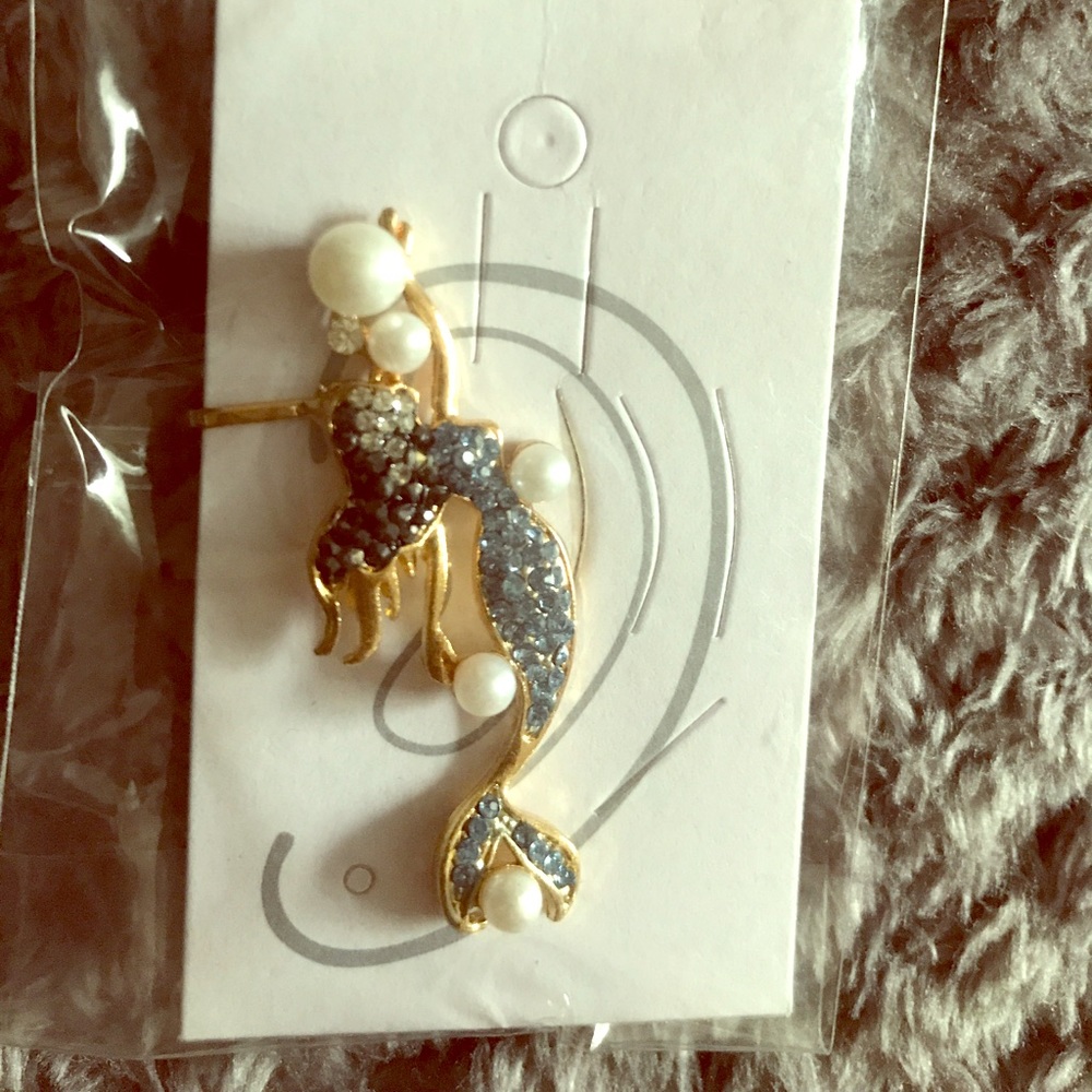 Gold mermaid and pearls ear cuff
