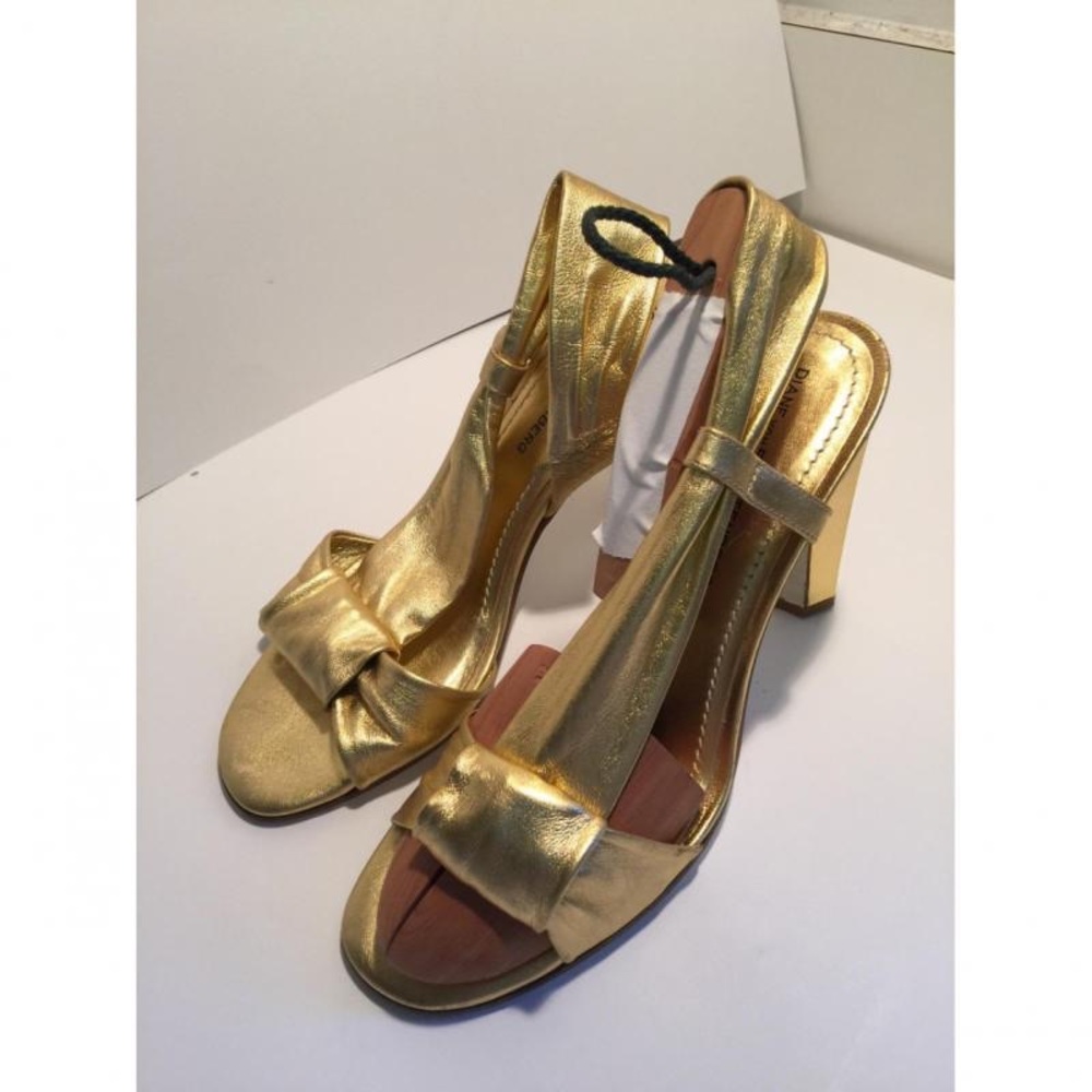 ✨Gorgeous DVF Gold Leather Sandals pre-loved S7.5✨