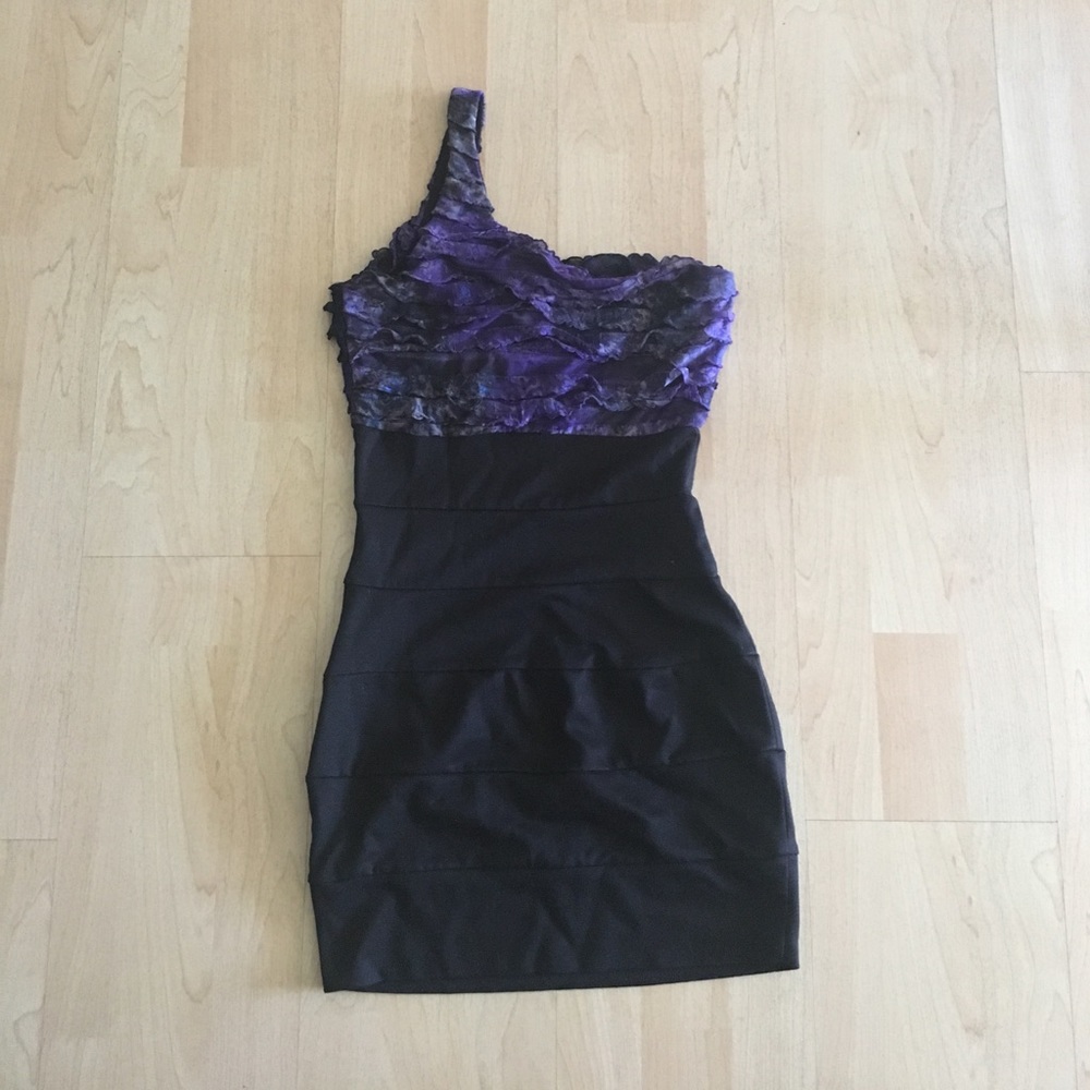 Forever 21 Women's One Shoulder Ruffle Dress