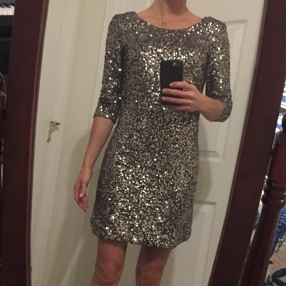Sequined 3/4 sleeve silver cocktail dress.