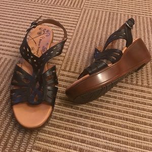 Bare Traps Sandal -size 8 M