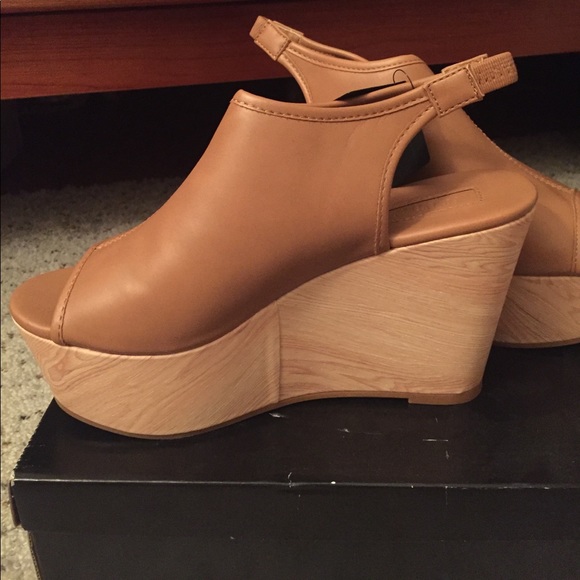 Brand new with tags & box wedges - Picture 2 of 3