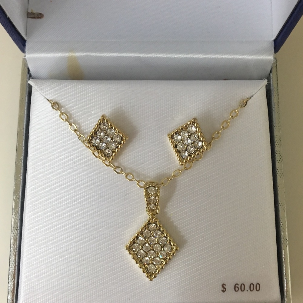 ✨Swarovski Crystals Necklace & Earring set✨