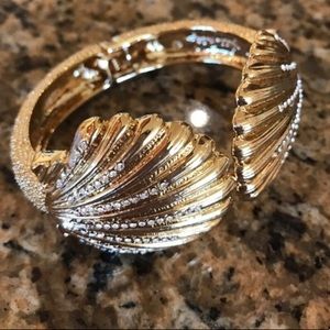 Brand New! Lilly Pulitzer gold shell bracelet! Brand New! Lilly Pulitzer gold shell bracelet!