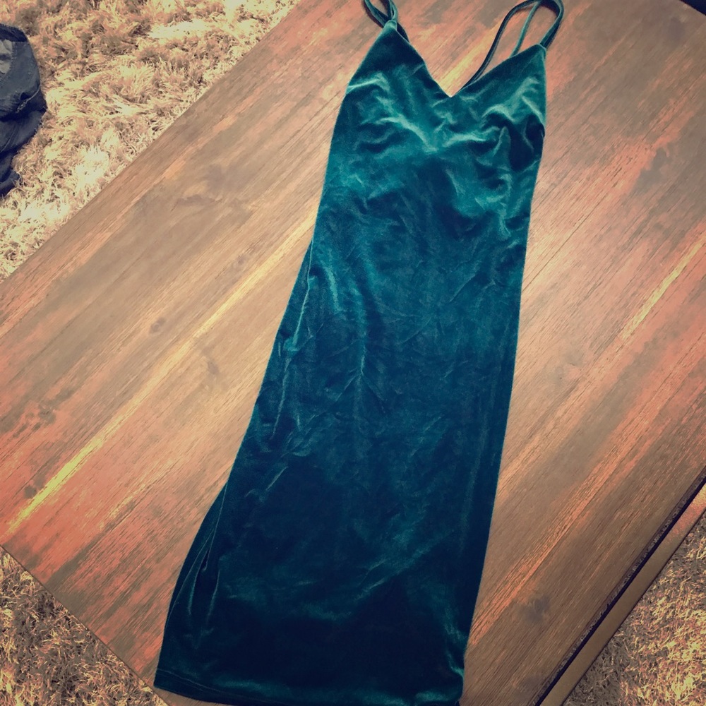Beautiful velvet emerald green. Never worn