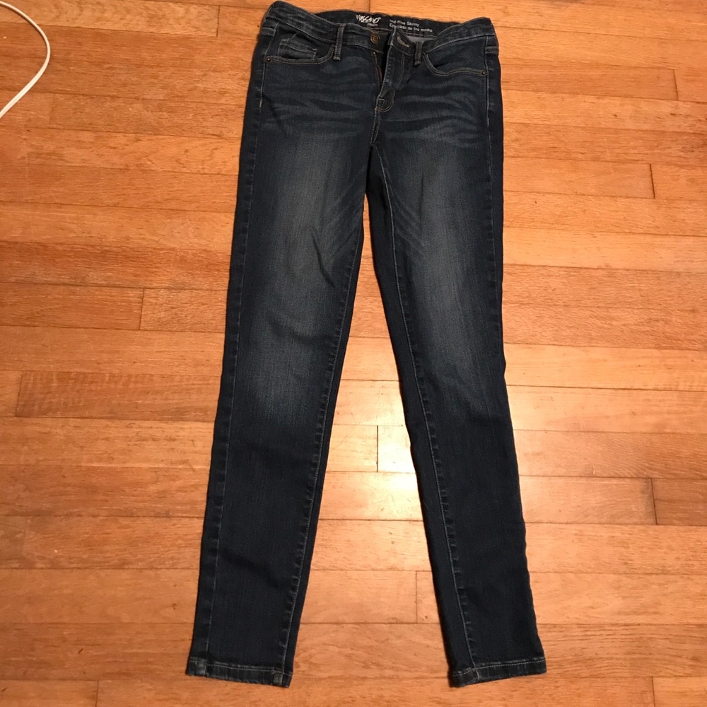 Dark wash skinny jean. Fitted with Good stretch.