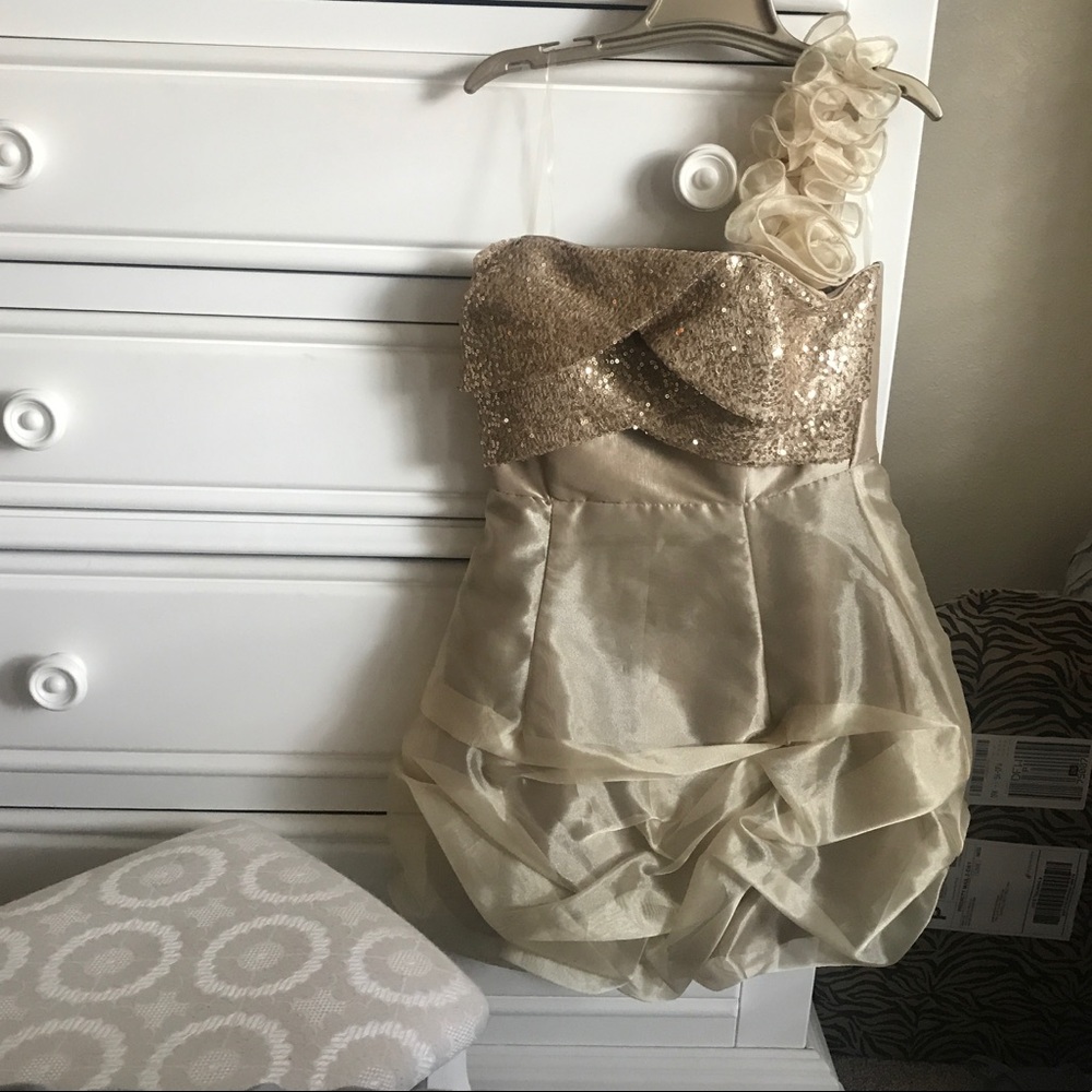 Gold homecoming dress. Size 3. Can fit a size 2.