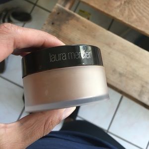 Laura Mercier medium deep setting powder