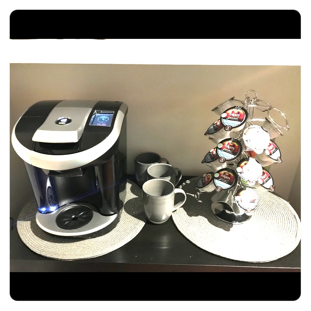 Keurig Vue Coffee Maker, carousel, and cups