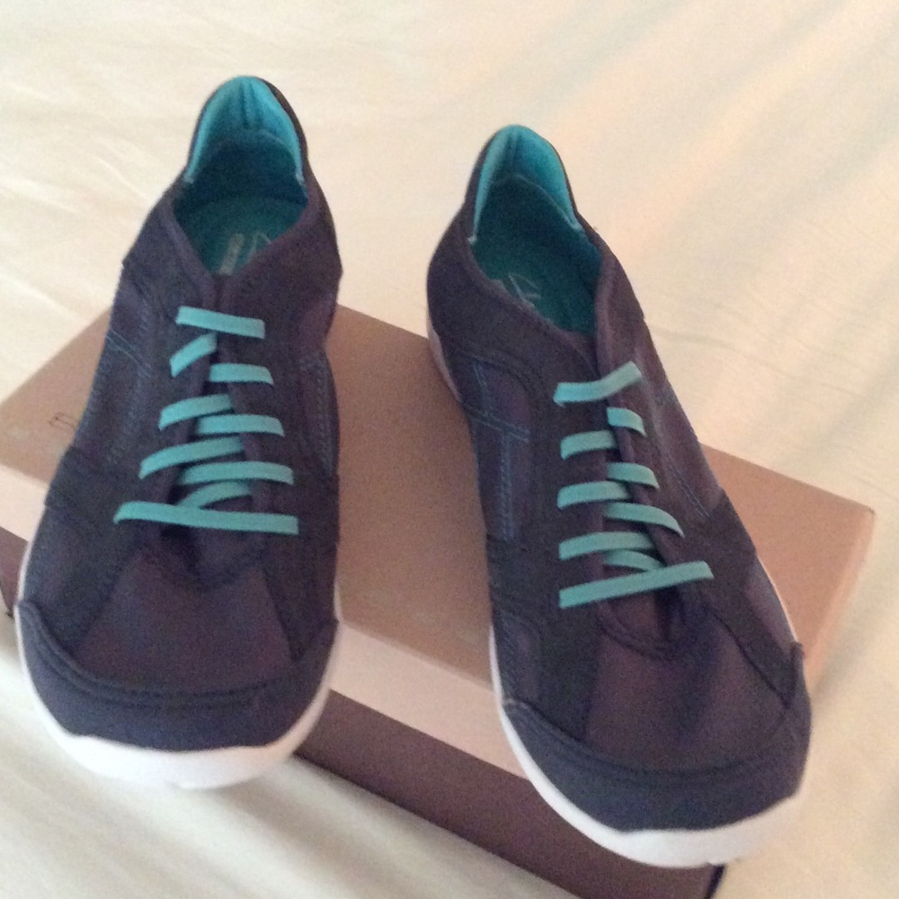 Tennis shoes