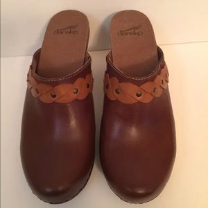 Dansko Brown Leather Clogs Size 40 NWOB FIRM