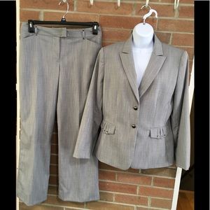 Tahari two piece pant suit with blazer Nwot