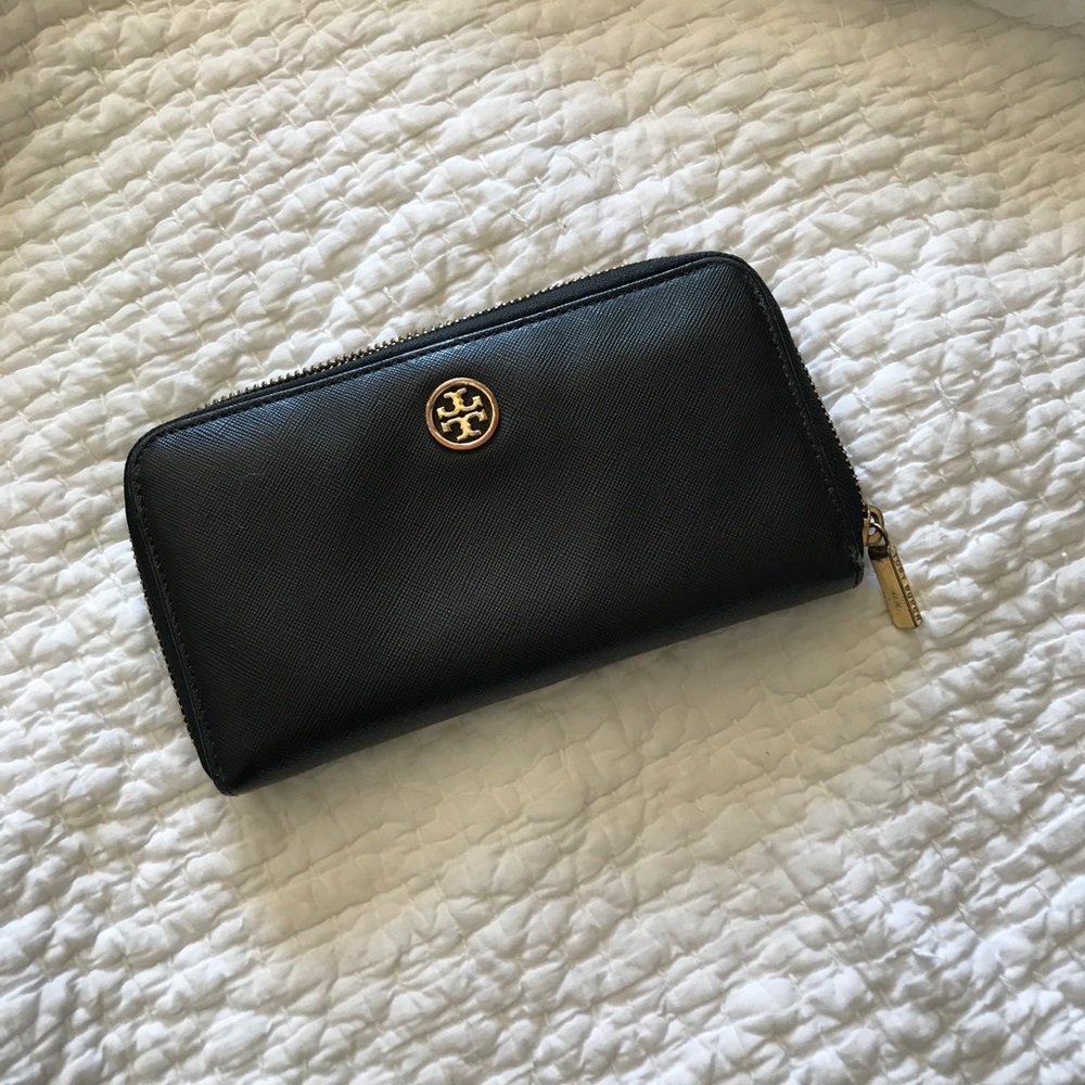 Black Tory Burch Robinson wallet (authentic)