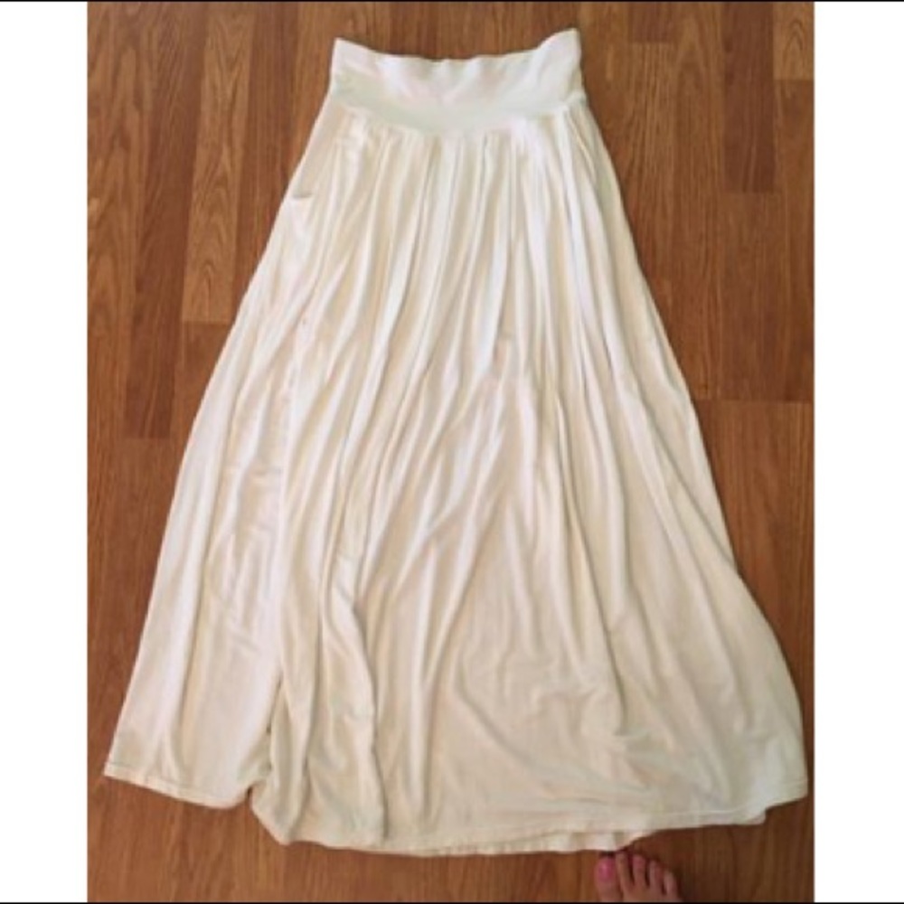 Gorgeous white maxi skirt with pockets 😍