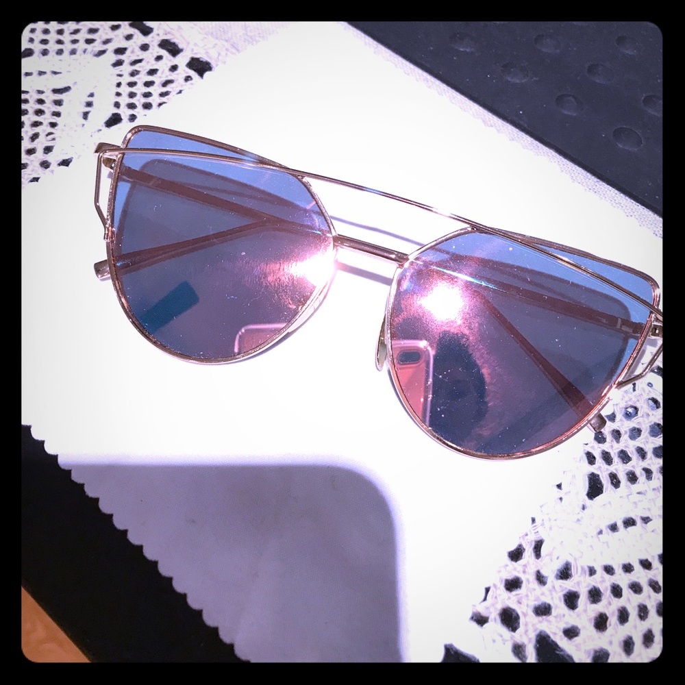 Mirrored sunnies
