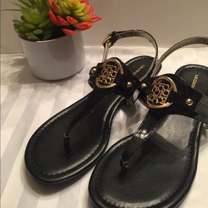 Liz Claiborne black patent thong sandals