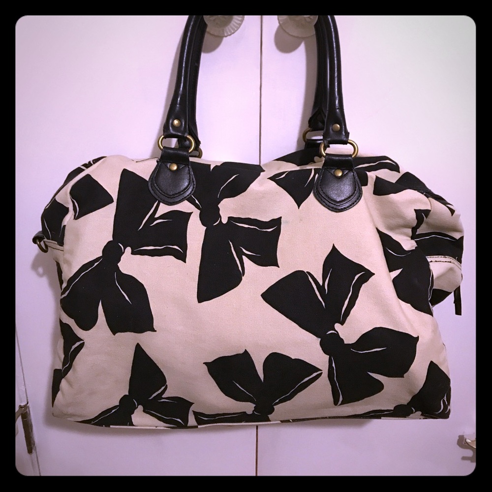Carryon bag with bow design