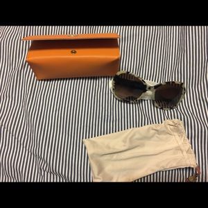 Tory Burch black and cream tortoise sunglasses. Tory Burch black and cream tortoise sunglasses.